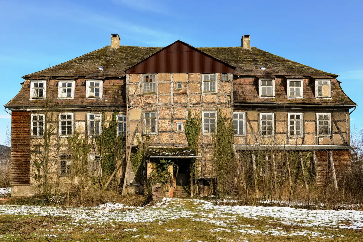A 10-Point Checklist for Assessing the Condition of an Old Manor House