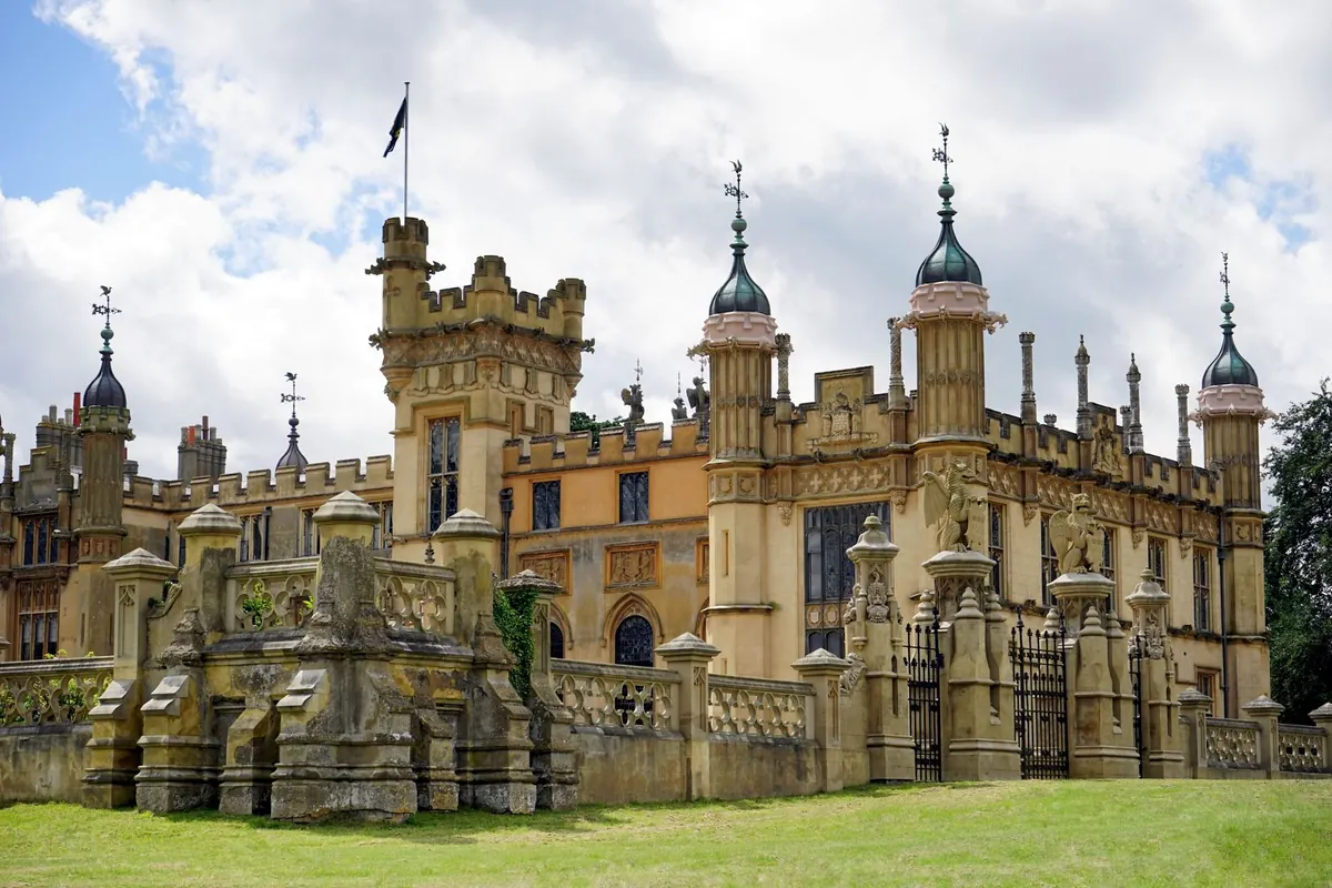 Manor House vs. Castle: Key Differences Explained